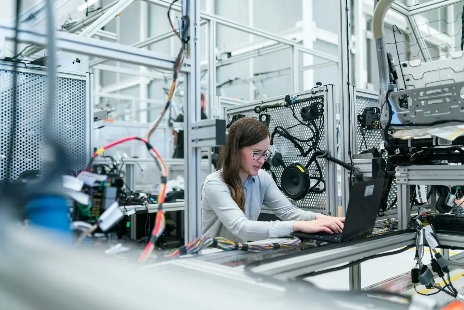 Engenheira em laboratório de testes