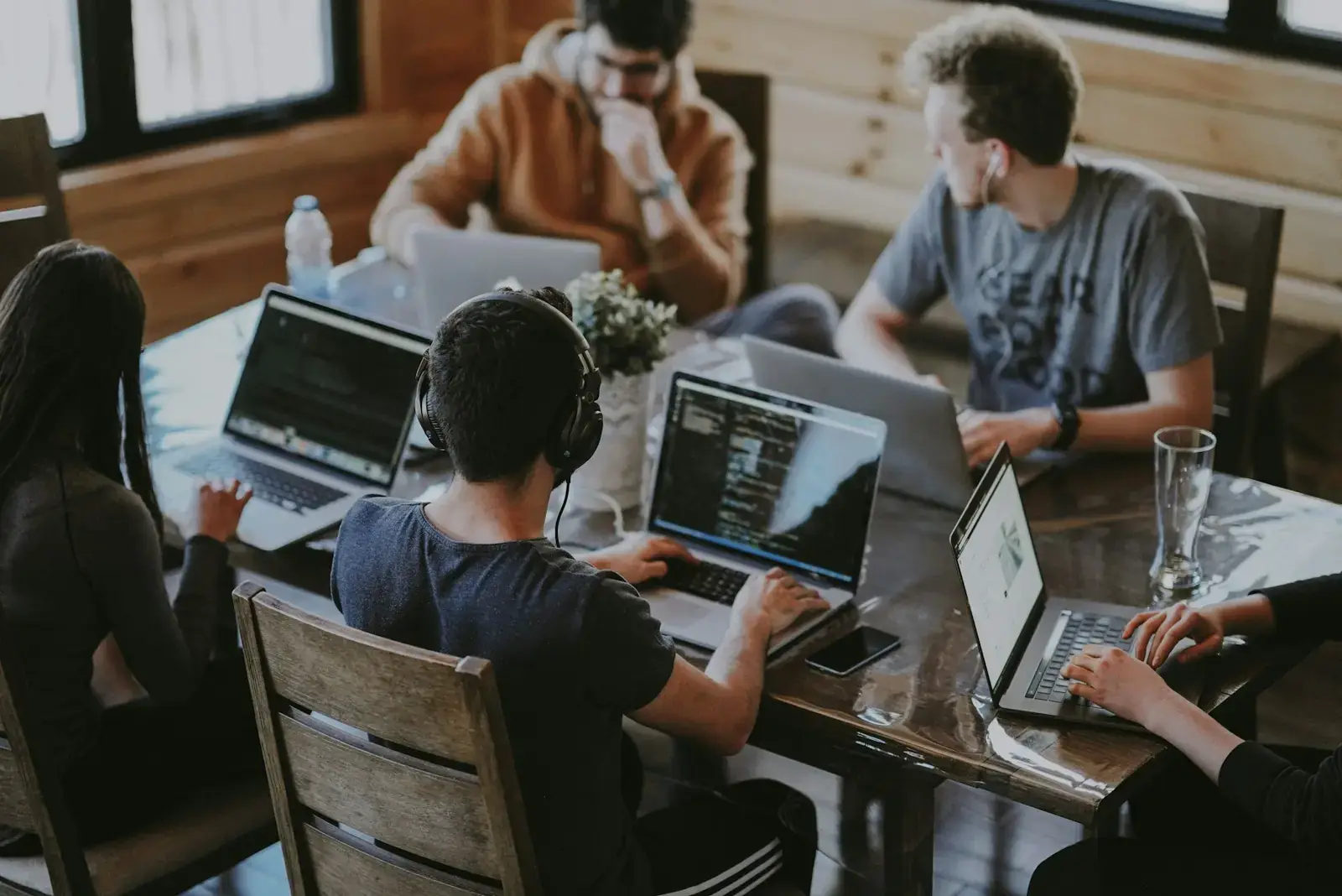 Equipe trabalhando em conjunto com as plataformas digitais da Golden Learn