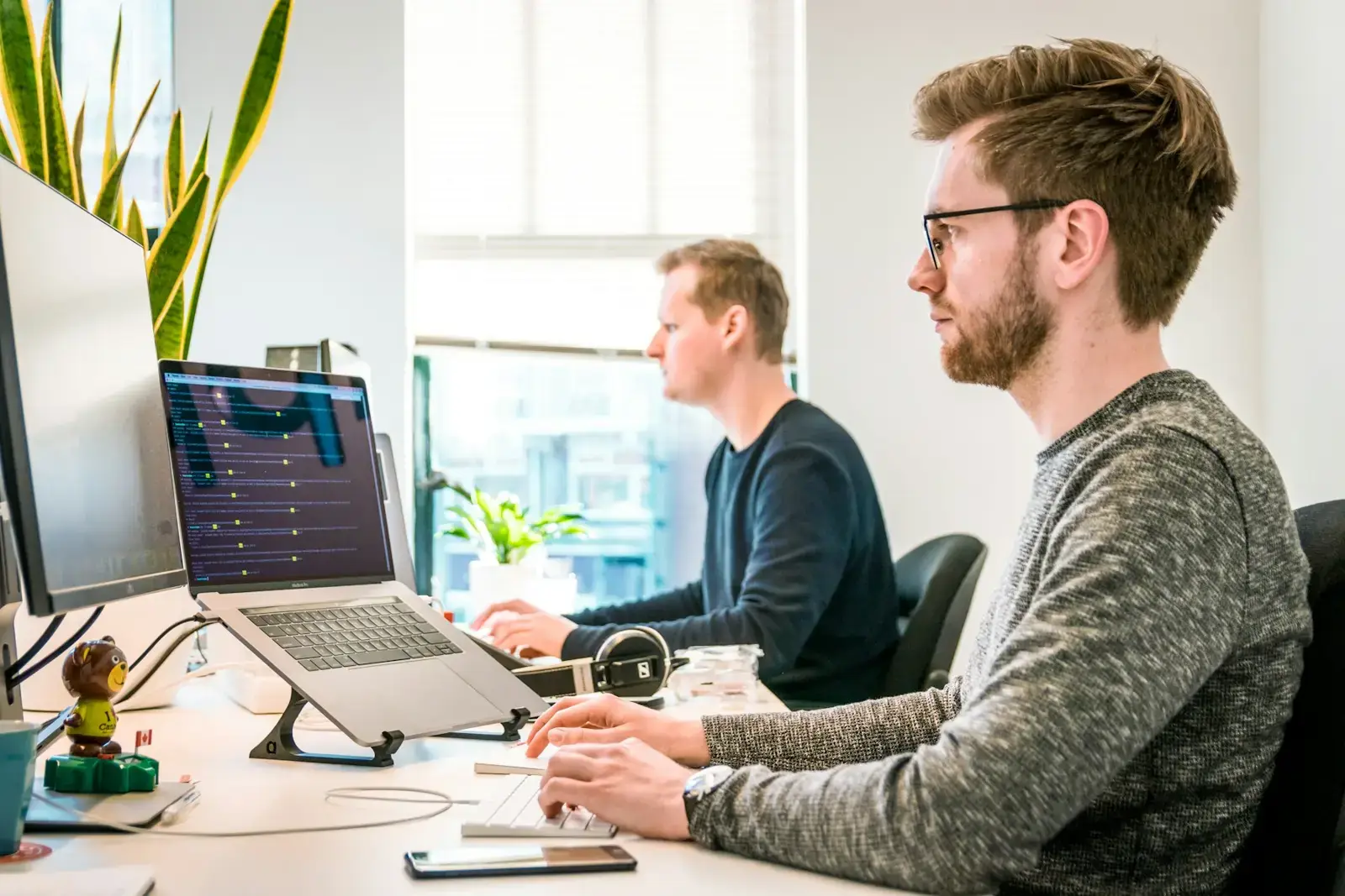 Profissionais analisando dados no computador