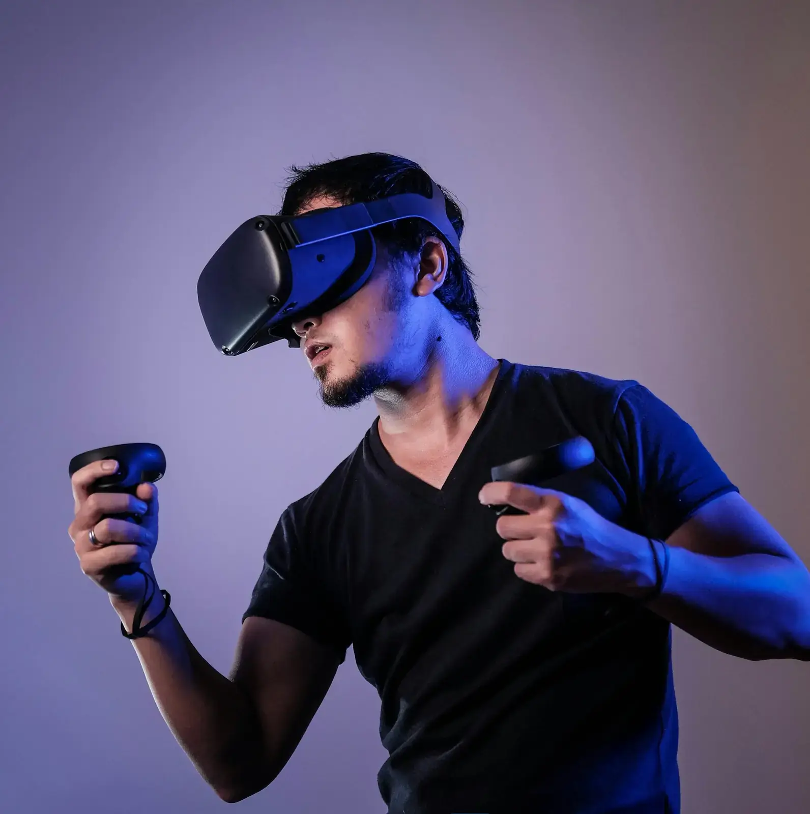 Profissional em treinamento com óculos de realidade virtual